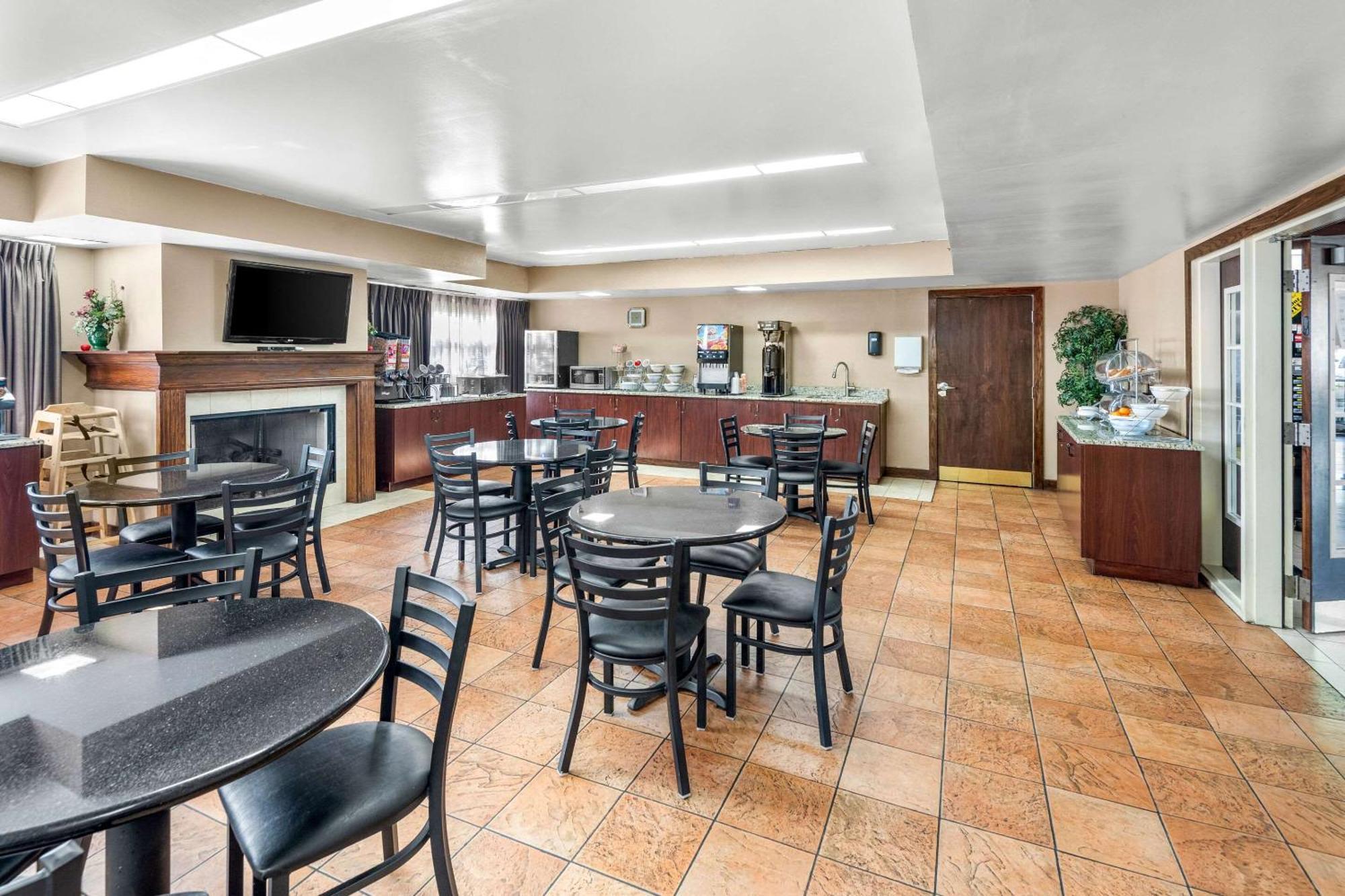 Clarion Inn & Suites Northwest Indianapolis Exterior photo