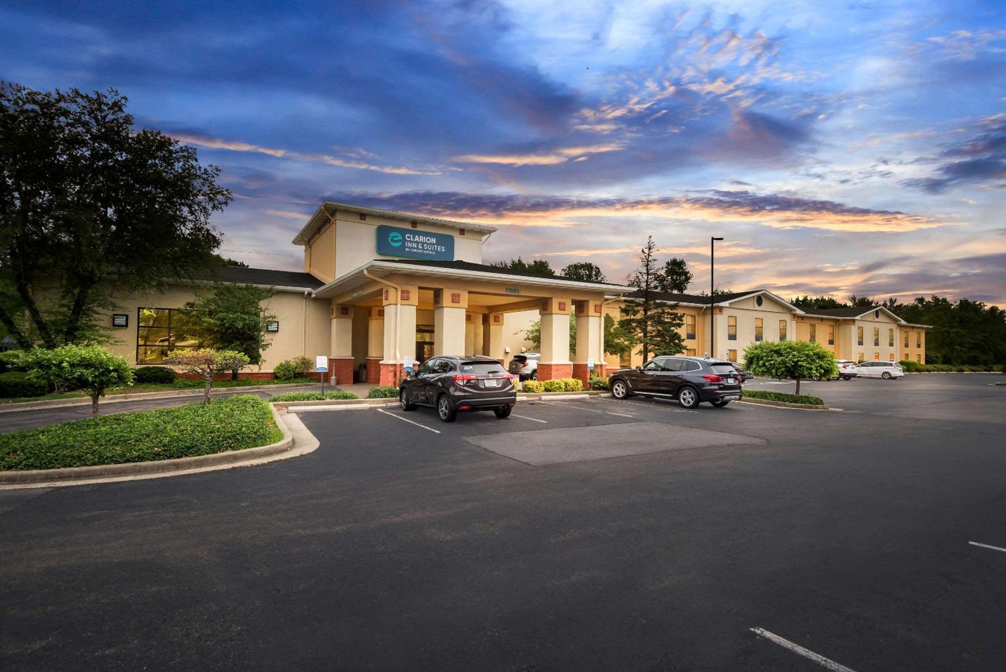 Clarion Inn & Suites Northwest Indianapolis Exterior photo