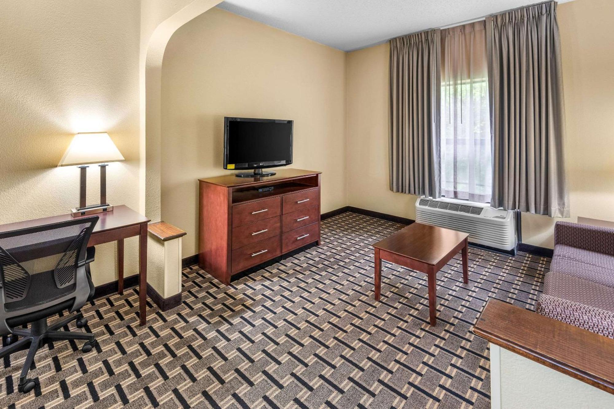 Clarion Inn & Suites Northwest Indianapolis Exterior photo