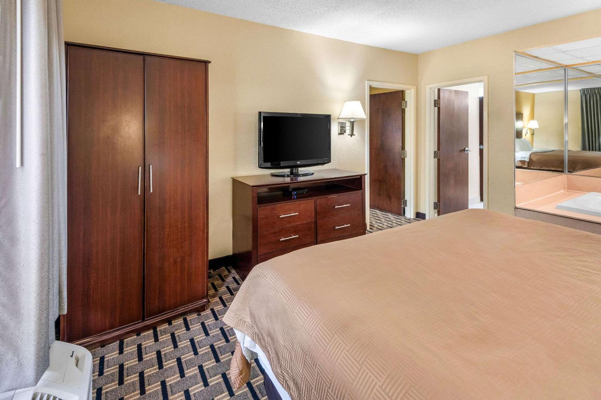 Clarion Inn & Suites Northwest Indianapolis Exterior photo