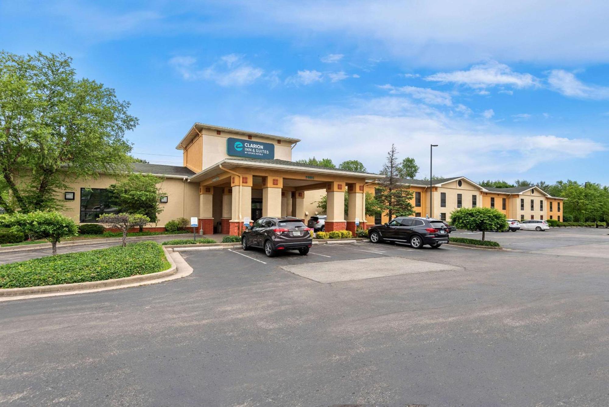 Clarion Inn & Suites Northwest Indianapolis Exterior photo