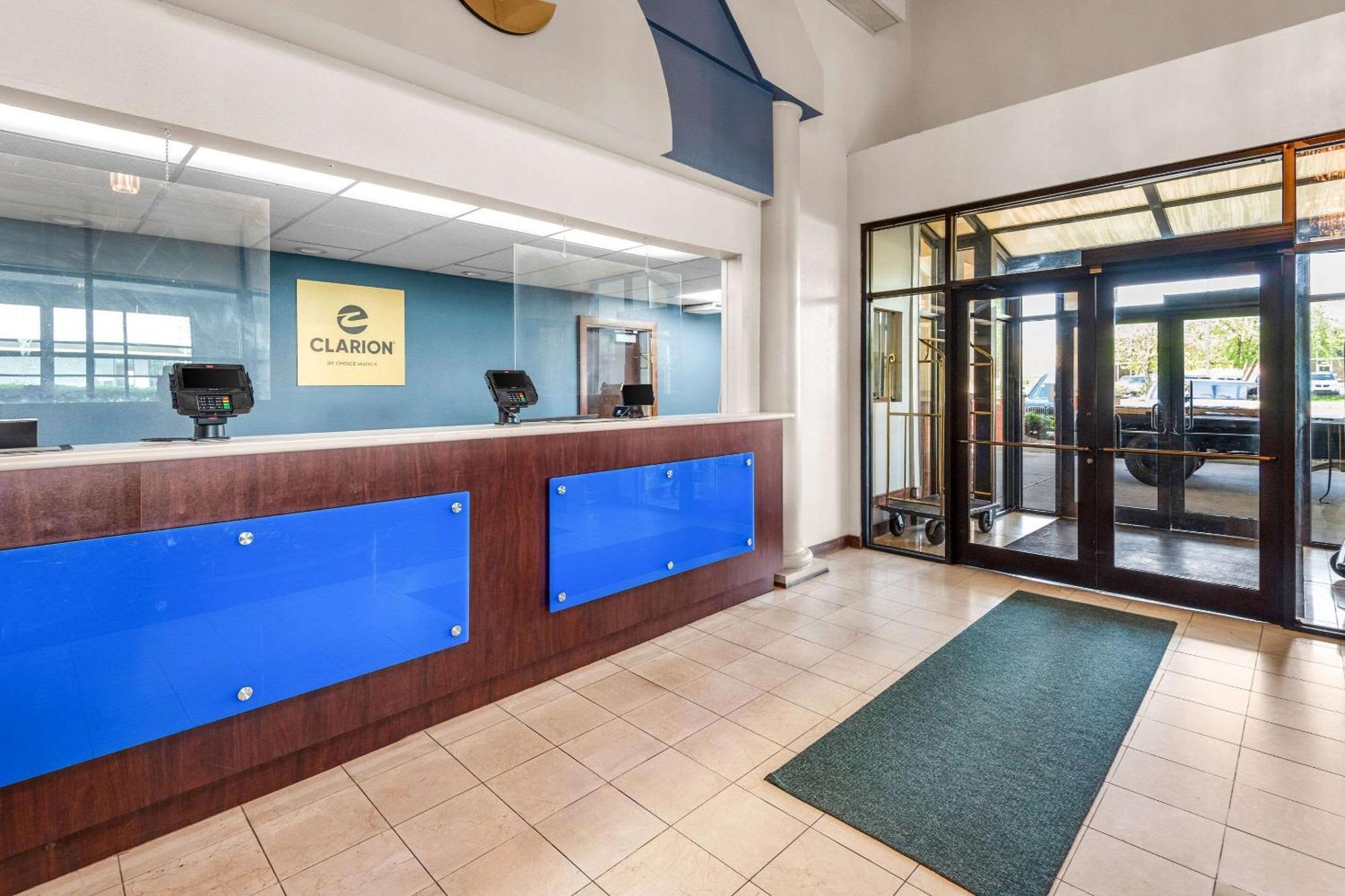 Clarion Inn & Suites Northwest Indianapolis Exterior photo