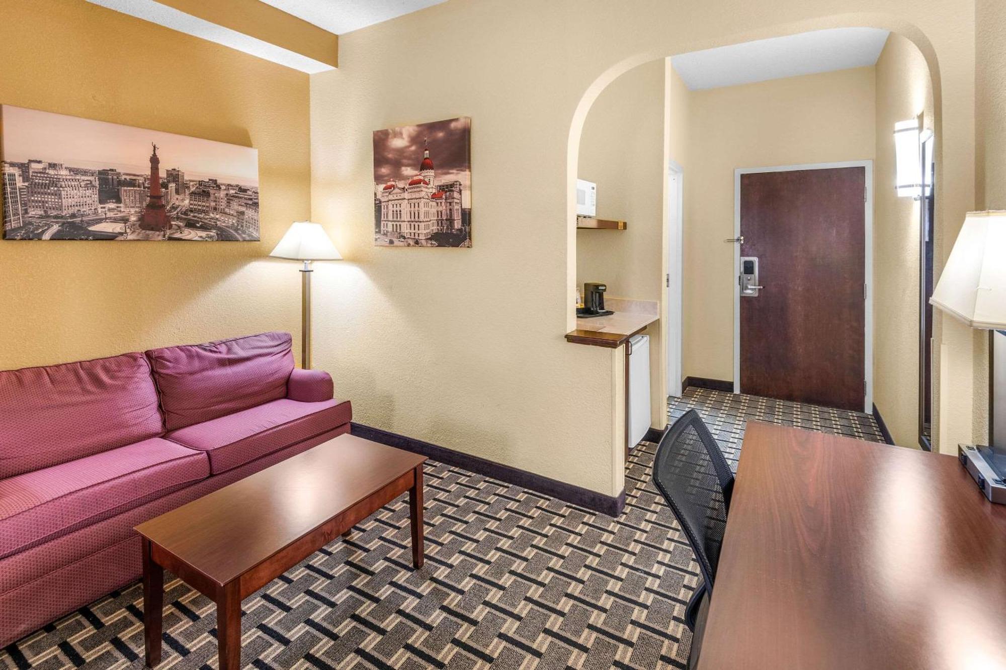 Clarion Inn & Suites Northwest Indianapolis Exterior photo